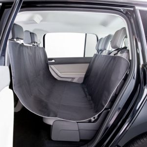 Trixie schwarze Auto Schondecke sichert mit seitlichen Einstecklaschen Decken gegen Verrutschen und optimiert den Halt zwischen Sitzbank und Rückenlehne.